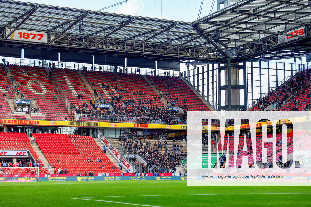 2026.10.11, Fußball, Bundesliga, 1. FC Köln - Borussia Mönchengladbach, RheinEnergieSTADION, 5.Spieltag, Saison 2026 2027: In Schwarz gekleidete Gladbach Fans im Gaesteblock vor dem Spiel DFB regulations prohibit any use of photographs as image sequences and or quasi-video. Photo: WilkowskixPressefotoKochx Nordrhein-Westfalen Deutschland