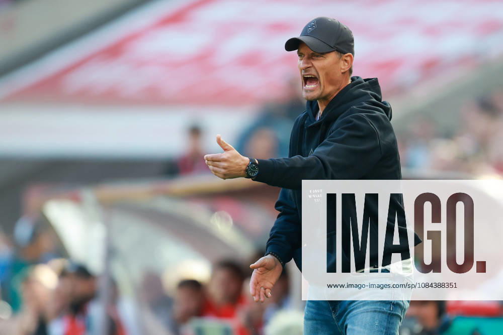 1. Bundesliga - 26 27 - 1. FC Köln - Borussia Mönchengladbach am 11.10.2026 im RheinEnergieSTADION in Köln Trainer Alexander Blessin (Moenchengladbach) gestikuliert