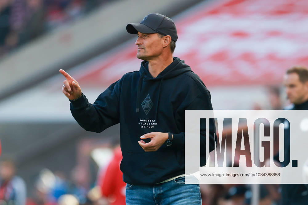 1. Bundesliga - 26 27 - 1. FC Köln - Borussia Mönchengladbach am 11.10.2026 im RheinEnergieSTADION in Köln Trainer Alexander Blessin (Moenchengladbach) gestikuliert