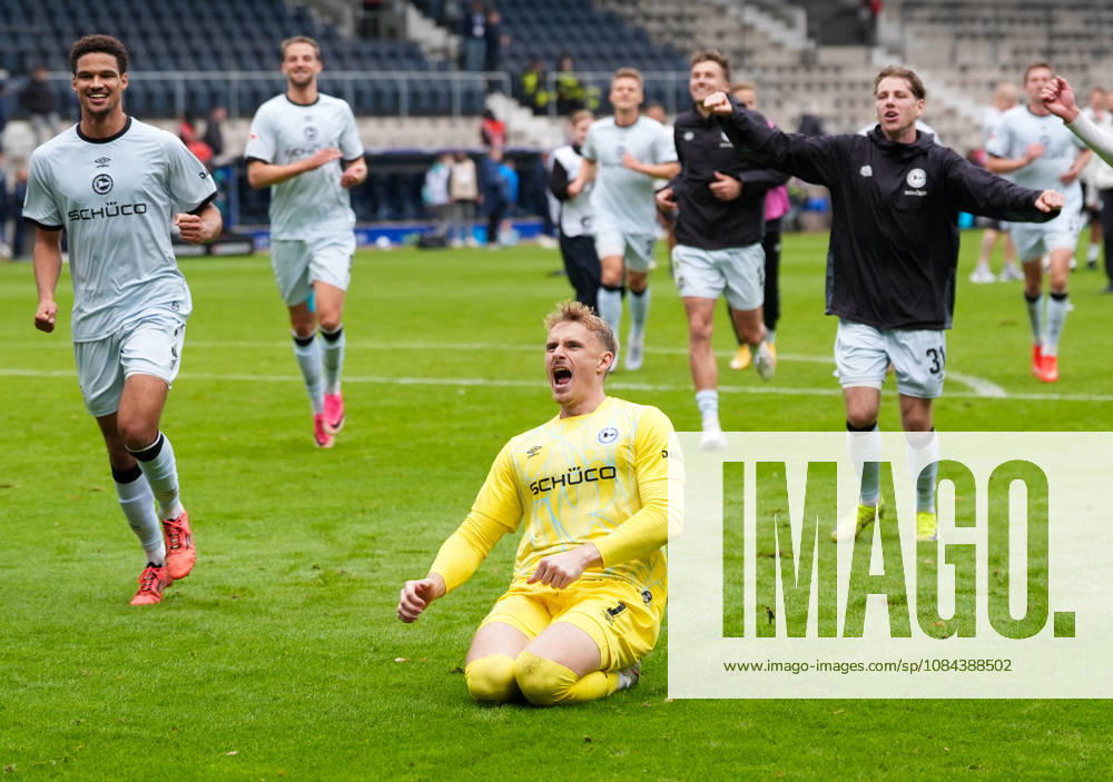 Jonas Thomas Kersken (DSC Arminia Bielefeld, 1) jubelt nach dem Spiel. GER, VfL Bochum 1848 vs DSC Arminia Bielefeld, 2. Bundesliga, 7. Spieltag, Saison 2026-27, Vonovia Ruhrstadion, Bochum, 11.10.2026 DFL REGULATIONS PROHIBIT ANY USE OF PHOTOGRAPHS AS IMAGE SEQUENCES AND OR QUASI-VIDEO VfL Bochum 1848 vs DSC Arminia Bielefeld, 2. Bundesliga, 7. Spieltag, Saison 2026-27, 11.10.2026 Bochum