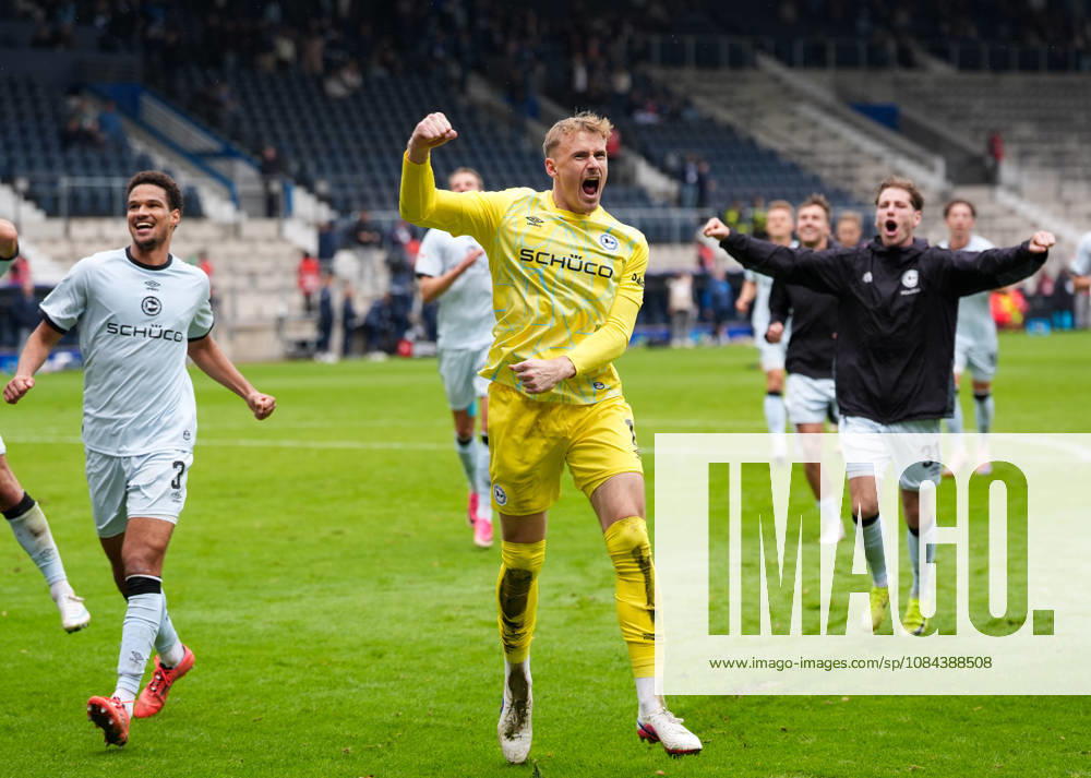 Joel Felix (DSC Arminia Bielefeld, 3), Jonas Thomas Kersken (DSC Arminia Bielefeld, 1) und Leon Jensen (DSC Arminia Bielefeld, 31) jubeln nach dem Spiel. GER, VfL Bochum 1848 vs DSC Arminia Bielefeld, 2. Bundesliga, 7. Spieltag, Saison 2026-27, Vonovia Ruhrstadion, Bochum, 11.10.2026 DFL REGULATIONS PROHIBIT ANY USE OF PHOTOGRAPHS AS IMAGE SEQUENCES AND OR QUASI-VIDEO VfL Bochum 1848 vs DSC Arminia Bielefeld, 2. Bundesliga, 7. Spieltag, Saison 2026-27, 11.10.2026 Bochum