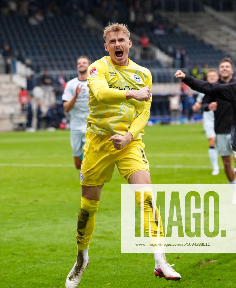 Jonas Thomas Kersken (DSC Arminia Bielefeld, 1) jubelt nach dem Spiel. GER, VfL Bochum 1848 vs DSC Arminia Bielefeld, 2. Bundesliga, 7. Spieltag, Saison 2026-27, Vonovia Ruhrstadion, Bochum, 11.10.2026 DFL REGULATIONS PROHIBIT ANY USE OF PHOTOGRAPHS AS IMAGE SEQUENCES AND OR QUASI-VIDEO VfL Bochum 1848 vs DSC Arminia Bielefeld, 2. Bundesliga, 7. Spieltag, Saison 2026-27, 11.10.2026 Bochum