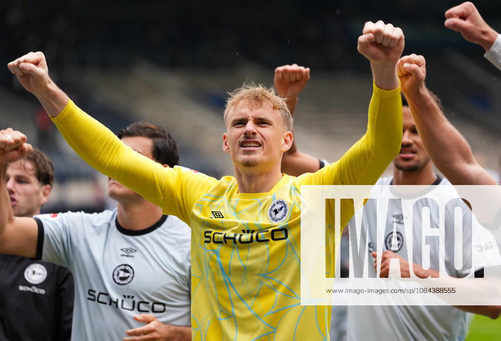 Jonas Thomas Kersken (DSC Arminia Bielefeld, 1) jubelt nach dem Spiel. GER, VfL Bochum 1848 vs DSC Arminia Bielefeld, 2. Bundesliga, 7. Spieltag, Saison 2026-27, Vonovia Ruhrstadion, Bochum, 11.10.2026 DFL REGULATIONS PROHIBIT ANY USE OF PHOTOGRAPHS AS IMAGE SEQUENCES AND OR QUASI-VIDEO VfL Bochum 1848 vs DSC Arminia Bielefeld, 2. Bundesliga, 7. Spieltag, Saison 2026-27, 11.10.2026 Bochum