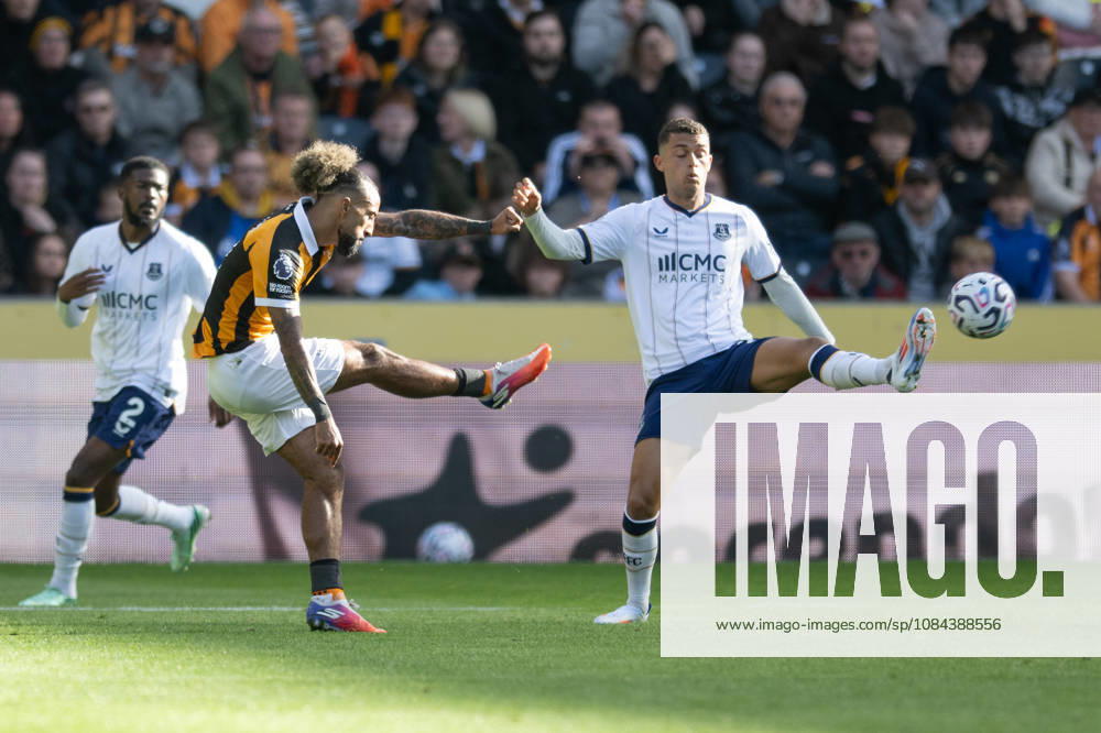 Hull City v Everton Premier League Sorba Thomas of Hull City with a cross ahead of Brennan Johnson of Everton during the Premier League match between Hull City and Everton at the MKM Stadium, Hull. 11 10 2026 UK Newspapers OUT