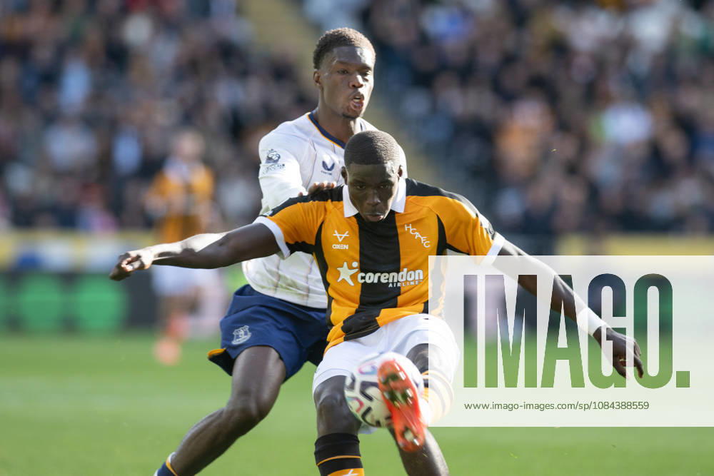 Hull City v Everton Premier League Nobel Mendy of Hull City clears the ball ahead of Thierno Barry of Everton during the Premier League match between Hull City and Everton at the MKM Stadium, Hull. 11 10 2026 UK Newspapers OUT