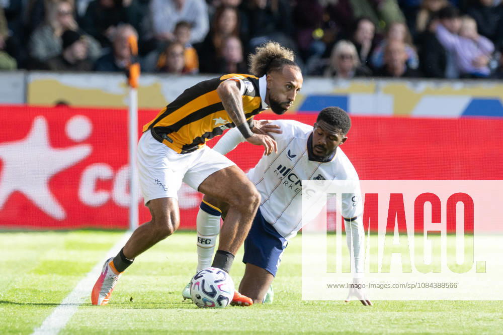 Hull City v Everton Premier League Sorba Thomas of Hull City holds off an Everton player during the Premier League match between Hull City and Everton at the MKM Stadium, Hull. 11 10 2026 UK Newspapers OUT