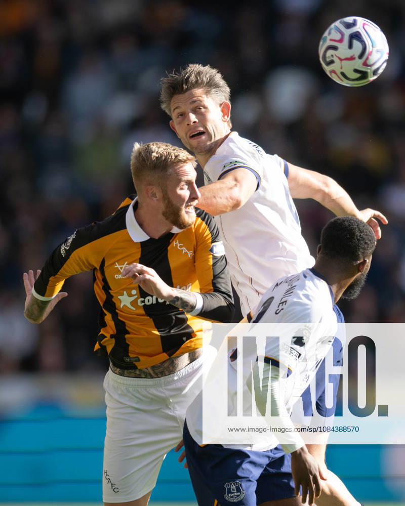 Hull City v Everton Premier League Oliver McBurnie of Hull City in an aerial challenge with James Tarkowski of Everton during the Premier League match between Hull City and Everton at the MKM Stadium, Hull. 11 10 2026 UK Newspapers OUT