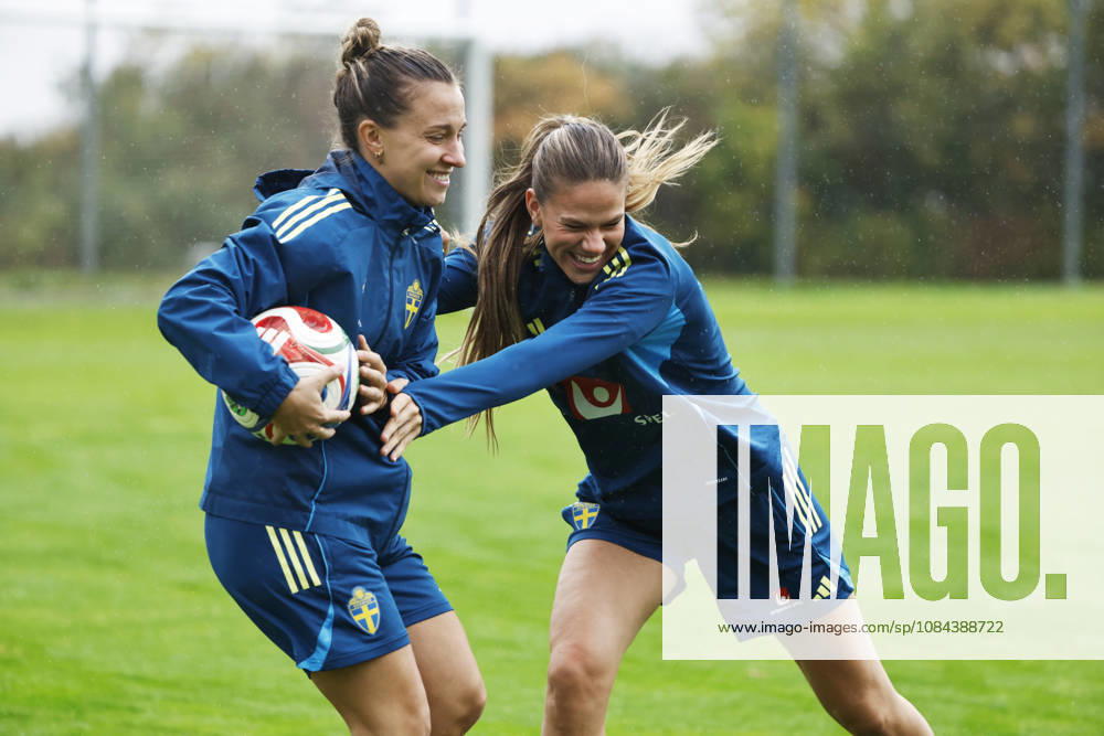 STOCKHOLM, SVERIGE 20261011 Julia Zigiotti Olme och Bella Andersson när damlandslaget tränar pa Bosön inför kommande VM-playoff mot Litauen. STOCKHOLM SVERIGE