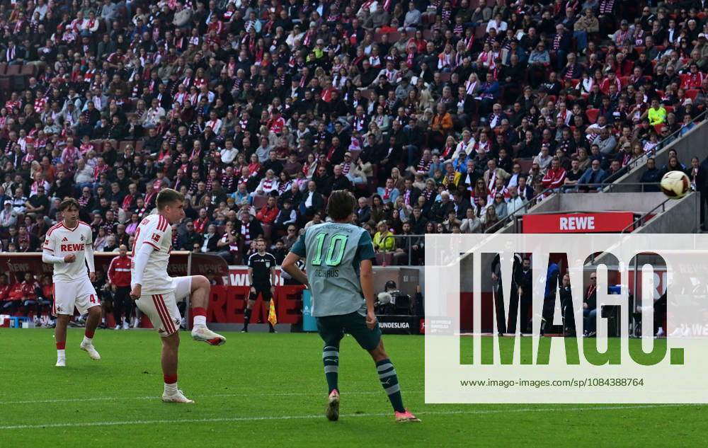 Koeln; Fussball, Herren, Saison 2026 2027, 1. FC Koeln vs. Borussia Moenchengladbach Tor zum 1-0; Isak Johannesson (Koeln, li.) zieht ab und trifft zum 1-0; Florian Neuhaus (Gladbach, 10) kann nur zusehen DFL regulations prohibit any use of photographs as image sequences and or quasi-video. Rhein-Energie-Stadion Nordrhein-Westfalen Deutschland