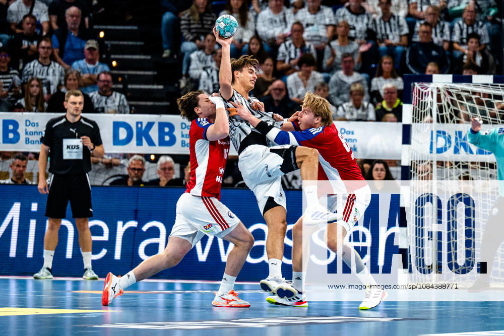 Handball Opel HBL, THW Kiel - Handball Club Hamburg v.l. Jan Christian Schmidt (Handball Club Hamburg, 42), Julian Köster (Kiel, 7) am Ball, plays the ball, Martin Hovde (Handball Club Hamburg, 81) Zweikampf, Duell, Kampf, tackle Kiel