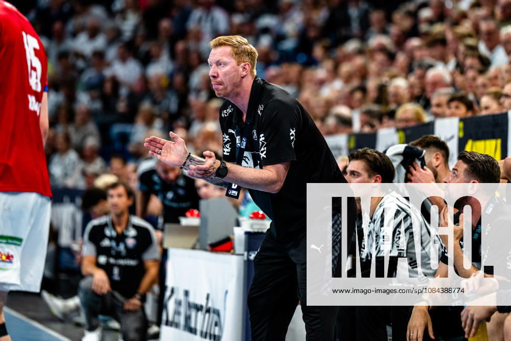 Handball Opel HBL, THW Kiel - Handball Club Hamburg v.l. Borge Lund (Kiel, Trainer) applaudiert, applauds Kiel