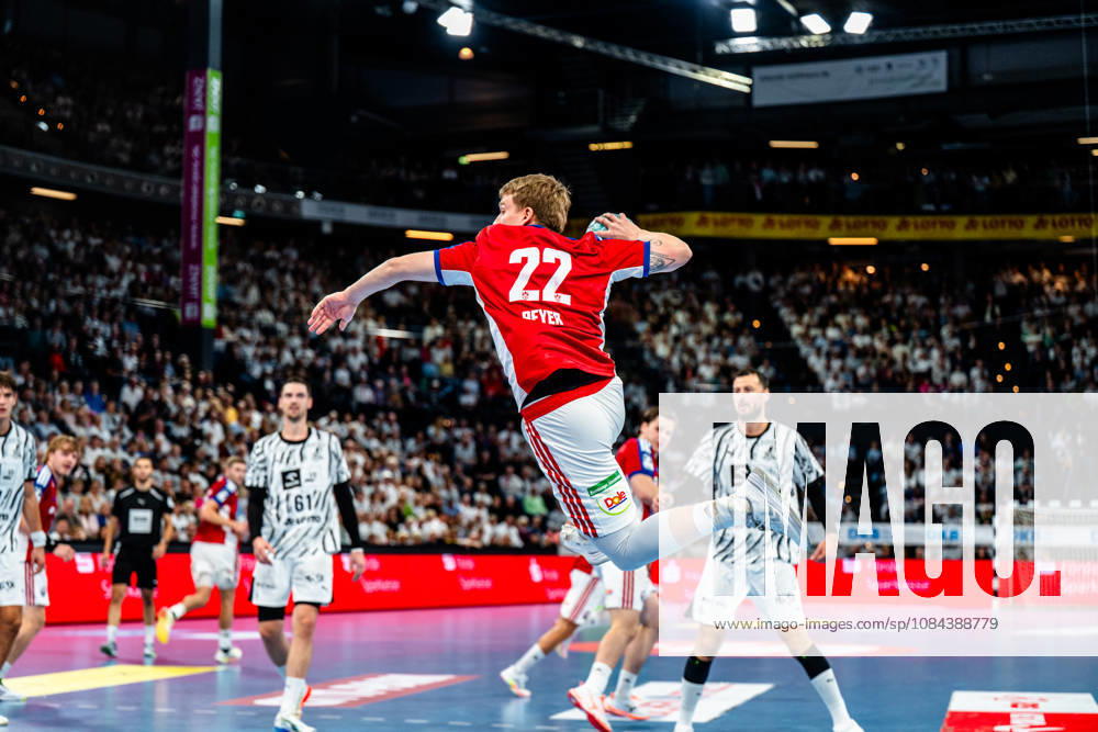 Handball Opel HBL, THW Kiel - Handball Club Hamburg v.l. Noah Beyer (Handball Club Hamburg, 22) beim Wurf, in action, throwing Kiel