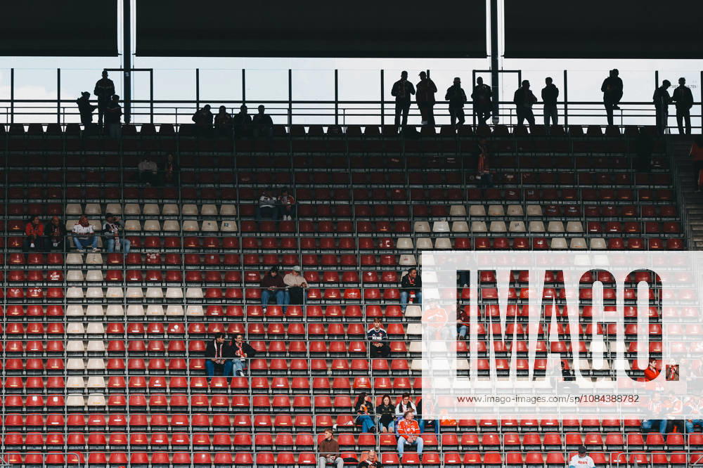 2026.10.11, Fußball, Bundesliga, 1. FC Köln - Borussia Mönchengladbach, RheinEnergieSTADION, 5.Spieltag, Saison 2026 2027: Personen stehen unterm dunklen Dach im Stadion mit FC Schriftzug auf Sitzen DFB regulations prohibit any use of photographs as image sequences and or quasi-video. Photo: WilkowskixPressefotoKochx Nordrhein-Westfalen Deutschland