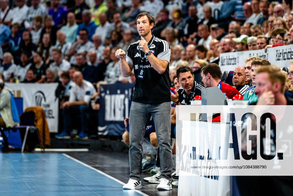 Handball Opel HBL, THW Kiel - Handball Club Hamburg v.l. Torsten Jansen (Handball Club Hamburg, Trainer) gibt Anweisungen, gestikuliert mit den Armen, gesticulate, gives instructions Kiel