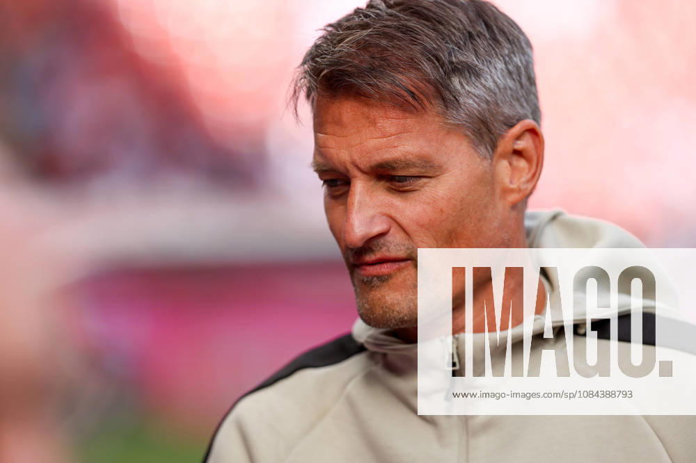 2026.10.11, Fußball, Bundesliga, 1. FC Köln - Borussia Mönchengladbach, RheinEnergieSTADION, 5.Spieltag, Saison 2026 2027: Alexander Blessin (Borussia Moenchengladbach Trainer) schaut auf den Boden gesenkter Blick DFB regulations prohibit any use of photographs as image sequences and or quasi-video. Photo: WilkowskixPressefotoKochx Nordrhein-Westfalen Deutschland