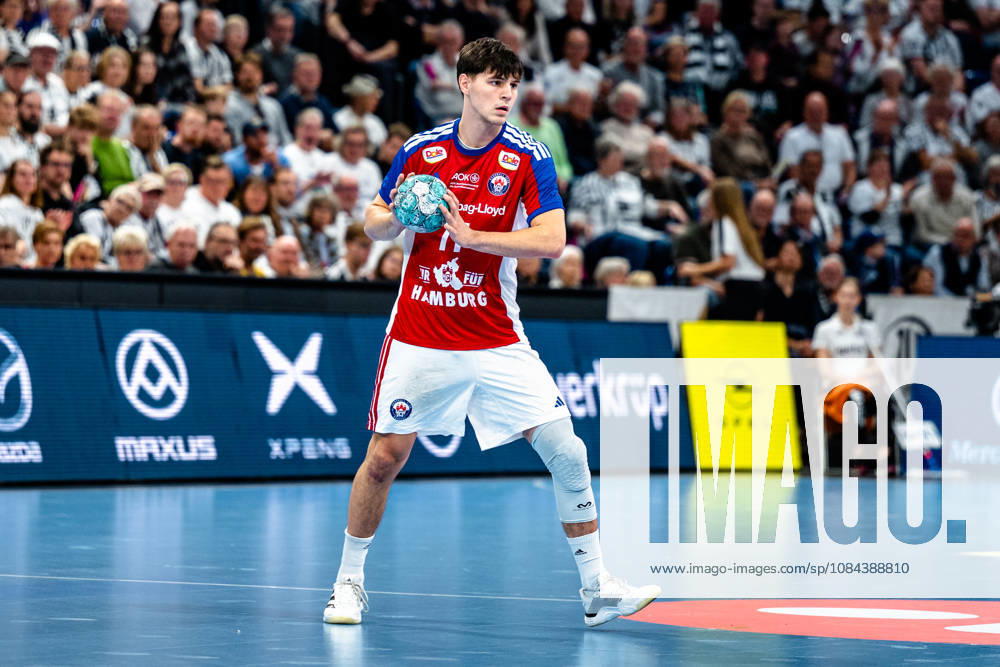 Handball Opel HBL, THW Kiel - Handball Club Hamburg v.l. Alem Hadzic (Handball Club Hamburg, 77) am Ball, plays the ball Kiel