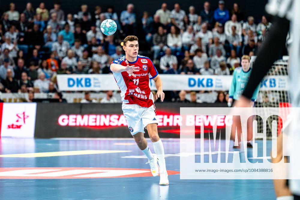Handball Opel HBL, THW Kiel - Handball Club Hamburg v.l. Nicolaj Jorgensen (Handball Club Hamburg, 11) am Ball, plays the ball Kiel