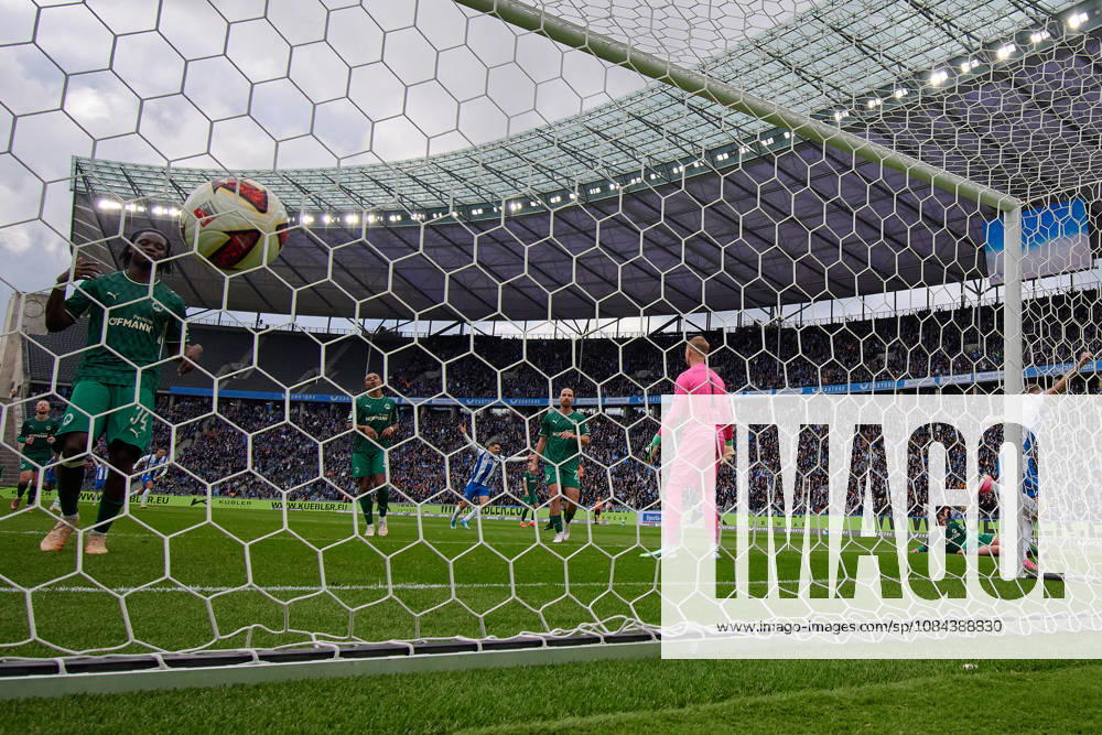 Torschuss zum 1:0, Mads Pedersen (Hertha BSC, 22), Hintertotkamera, Florian Hellstern (Greuther Fuerth, 01), GER, Hertha BSC vs. SPVGG Greuther Fuerth, 2. Bundesliga, Saison 2026 27, 07. Spieltag, 11.10.2026 (DFL REGULATIONS PROHIBIT ANY USE OF PHOTOGRAPHS AS IMAGE SEQUENCES AND OR QUASI - VIDEO). GER, Hertha BSC vs. SPVGG Greuther Fuerth, 2. Bundesliga, Saison 2026 27, 07. Spieltag, 11.10.2026 Berlin