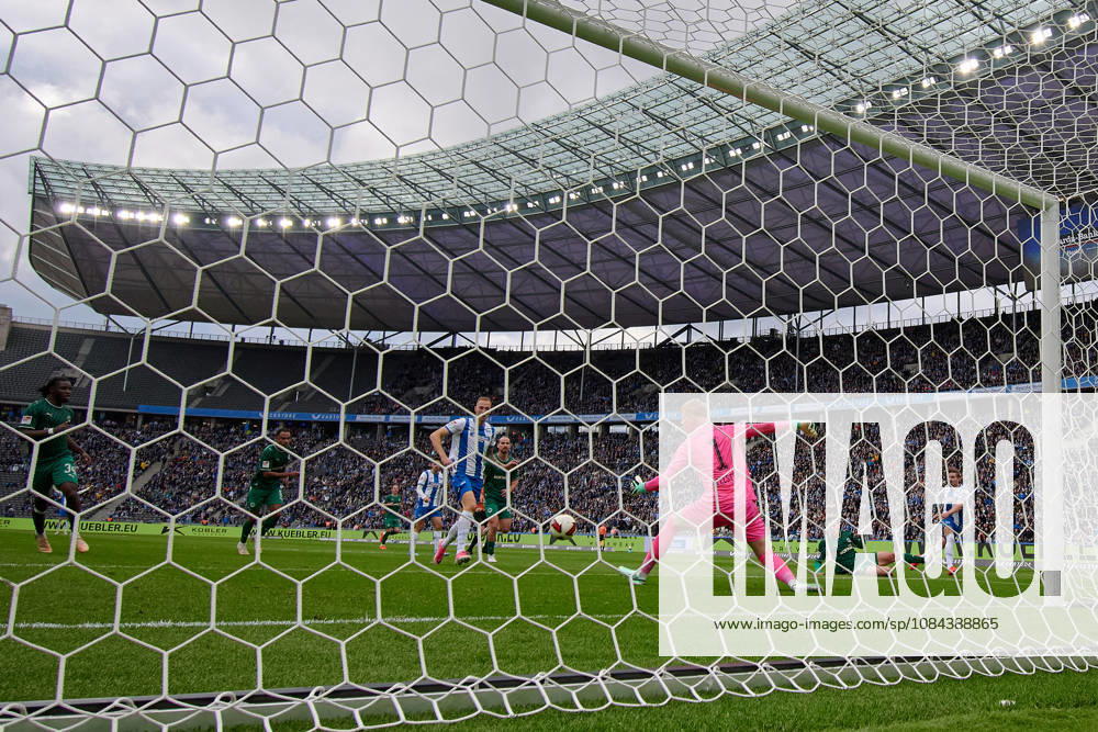 Torschuss zum 1:0, Mads Pedersen (Hertha BSC, 22), Hintertotkamera, Florian Hellstern (Greuther Fuerth, 01), GER, Hertha BSC vs. SPVGG Greuther Fuerth, 2. Bundesliga, Saison 2026 27, 07. Spieltag, 11.10.2026 (DFL REGULATIONS PROHIBIT ANY USE OF PHOTOGRAPHS AS IMAGE SEQUENCES AND OR QUASI - VIDEO). GER, Hertha BSC vs. SPVGG Greuther Fuerth, 2. Bundesliga, Saison 2026 27, 07. Spieltag, 11.10.2026 Berlin