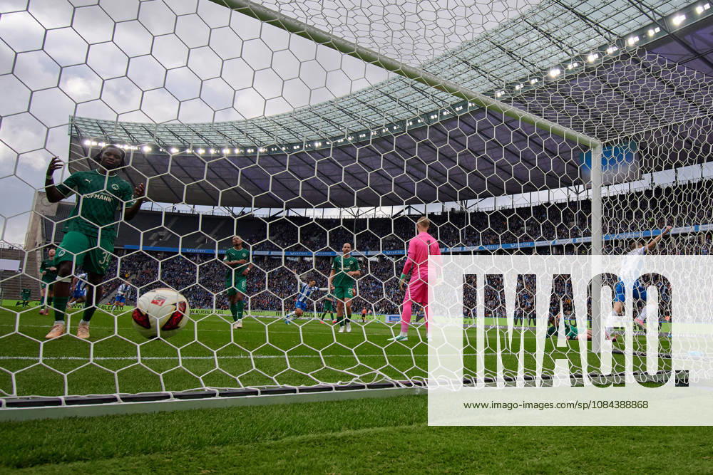Torschuss zum 1:0, Mads Pedersen (Hertha BSC, 22), Hintertotkamera, Florian Hellstern (Greuther Fuerth, 01), GER, Hertha BSC vs. SPVGG Greuther Fuerth, 2. Bundesliga, Saison 2026 27, 07. Spieltag, 11.10.2026 (DFL REGULATIONS PROHIBIT ANY USE OF PHOTOGRAPHS AS IMAGE SEQUENCES AND OR QUASI - VIDEO). GER, Hertha BSC vs. SPVGG Greuther Fuerth, 2. Bundesliga, Saison 2026 27, 07. Spieltag, 11.10.2026 Berlin