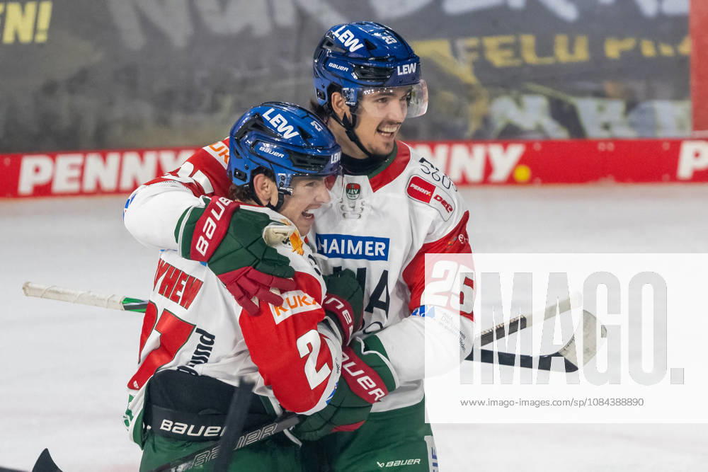 Kyle Mayhew (Augsburger Panther, 27) und Christian Hanke (Augsburger Panther, 25) bejubeln das Tor zum 2:0. Krefeld Pinguine vs. Augsburger Panther, Eishockey, Penny DEL, 08. Spieltag, Saison 2026 2027, 11.10.2026 Krefeld Pinguine vs. Augsburger Panther, Eishockey, Penny DEL, 08. Spieltag, Saison 2026 2027, 11.10.2026 Krefeld
