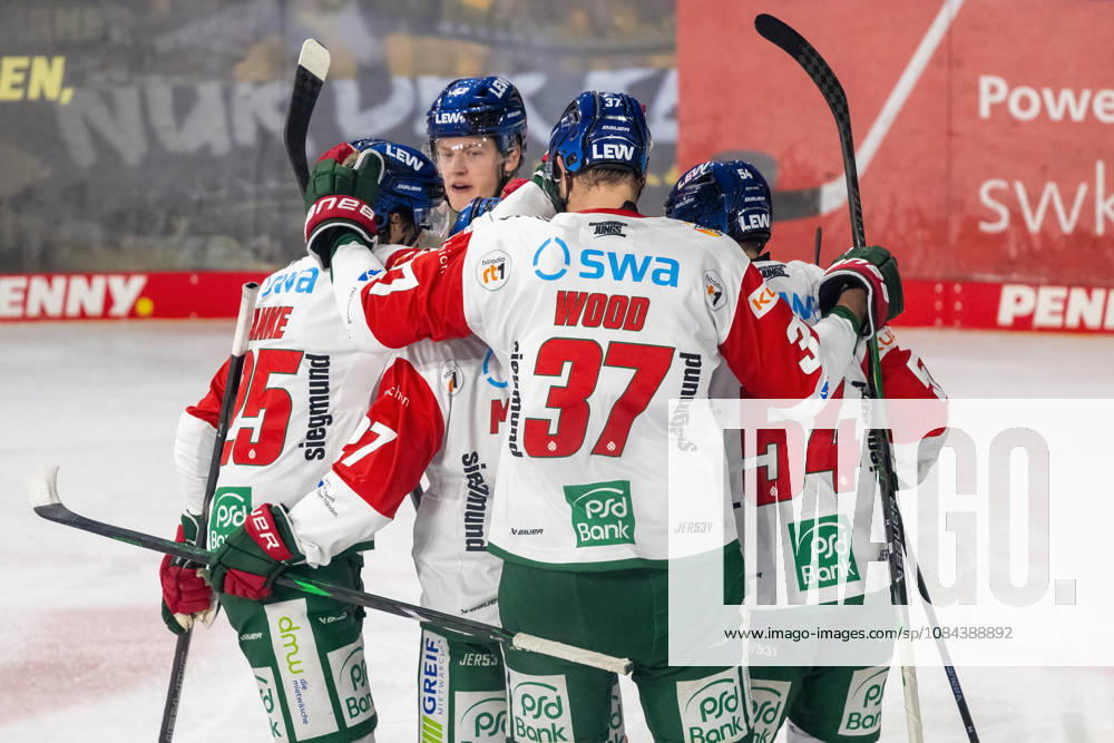 Die Panther bejubeln das Tor zum 2:0. Krefeld Pinguine vs. Augsburger Panther, Eishockey, Penny DEL, 08. Spieltag, Saison 2026 2027, 11.10.2026 Krefeld Pinguine vs. Augsburger Panther, Eishockey, Penny DEL, 08. Spieltag, Saison 2026 2027, 11.10.2026 Krefeld