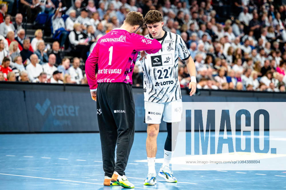 Handball Opel HBL, THW Kiel - Handball Club Hamburg v.l. Gonzalo PÃ rez de Vargas (Kiel, 1), Rasmus Ankermann (Kiel, 22) im Gespräch, in conversation Kiel