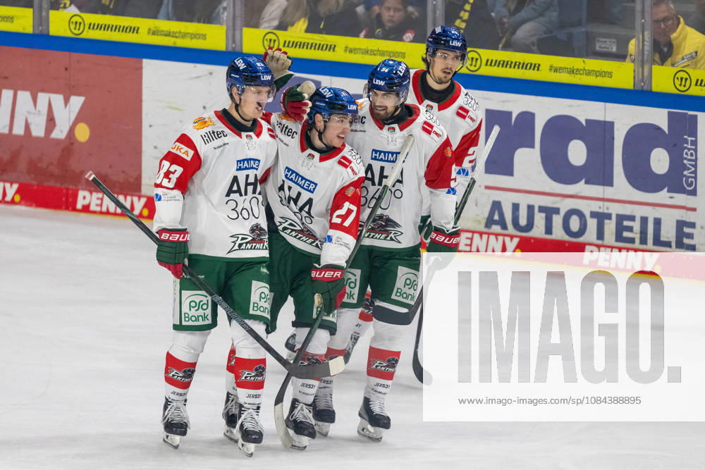 Sebastian Zwickl (Augsburger Panther, 83), Kyle Mayhew (Augsburger Panther, 27), Felix Maegaard Schell (Augsburger Panther, 54) und Christian Hanke (Augsburger Panther, 25) bejubeln das Tor zum 2:0. Krefeld Pinguine vs. Augsburger Panther, Eishockey, Penny DEL, 08. Spieltag, Saison 2026 2027, 11.10.2026 Krefeld Pinguine vs. Augsburger Panther, Eishockey, Penny DEL, 08. Spieltag, Saison 2026 2027, 11.10.2026 Krefeld