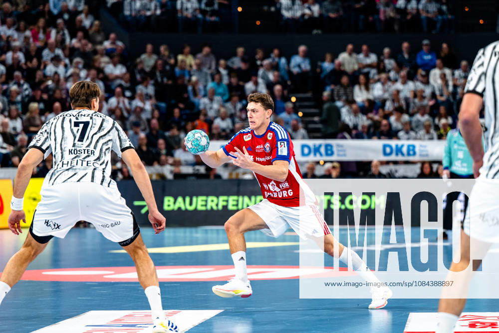 Handball Opel HBL, THW Kiel - Handball Club Hamburg v.l. Julian Köster (Kiel, 7), Nicolaj Jorgensen (Handball Club Hamburg, 11) am Ball, plays the ball Kiel