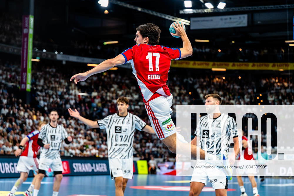 Handball Opel HBL, THW Kiel - Handball Club Hamburg v.l. Kaj Geenen (Handball Club Hamburg, 17) beim Wurf, in action, throwing Kiel