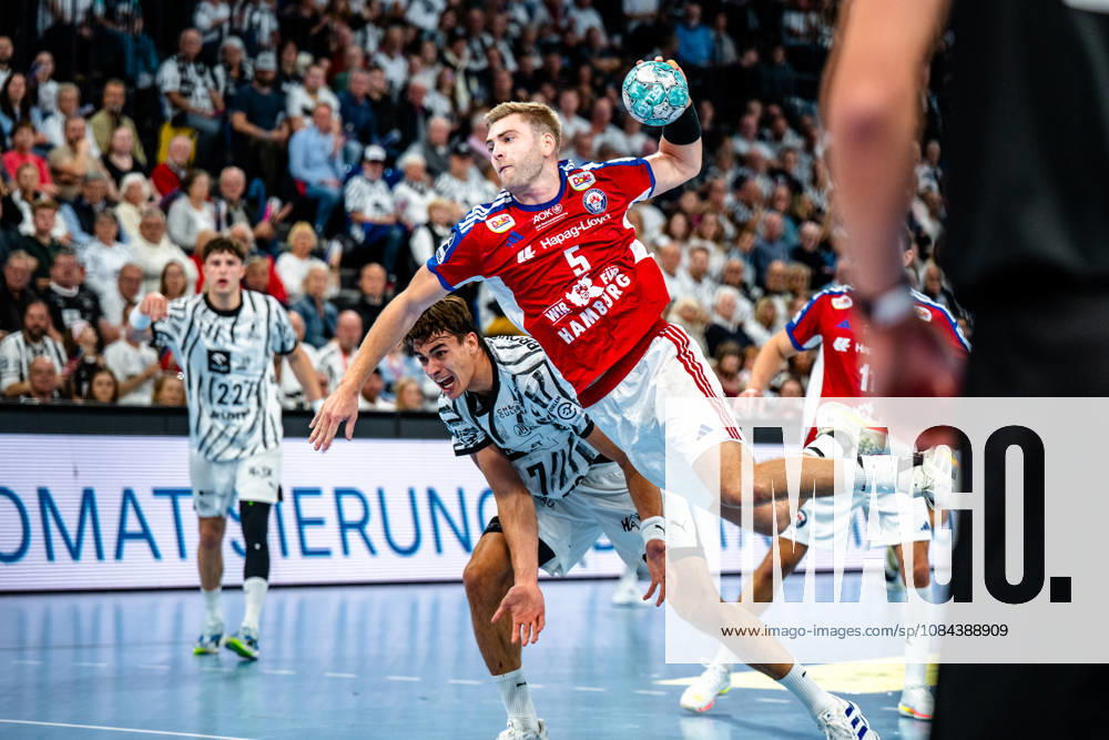 Handball Opel HBL, THW Kiel - Handball Club Hamburg v.l. Julian Köster (Kiel, 7), Oliver Norlyk (Handball Club Hamburg, 5) beim Wurf, in action, throwing Kiel