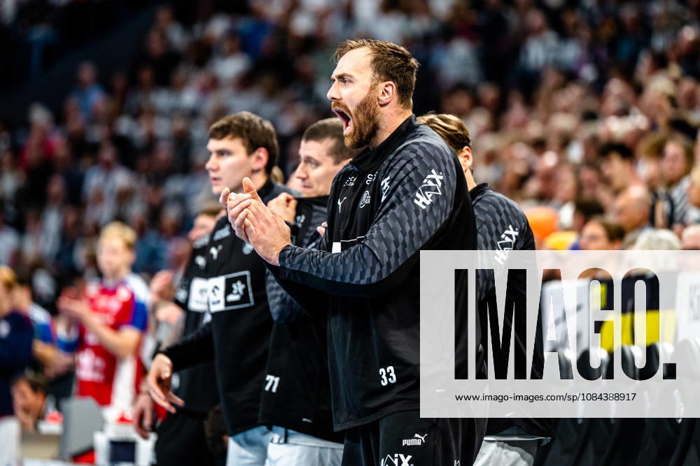 Handball Opel HBL, THW Kiel - Handball Club Hamburg v.l. Andreas Wolff (Kiel, 33) applaudiert, applauds Kiel