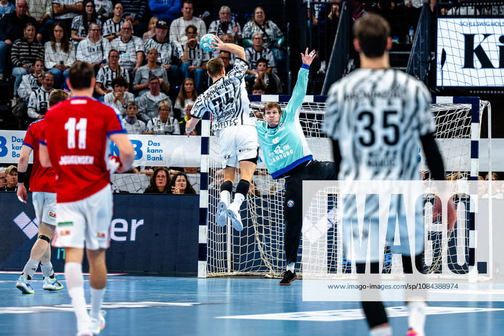 Handball Opel HBL, THW Kiel - Handball Club Hamburg v.l. Vincent Büchner (Kiel, 74) beim Wurf, in action, throwing, Robin Paulsen Haug (Handball Club Hamburg, 16) Kiel