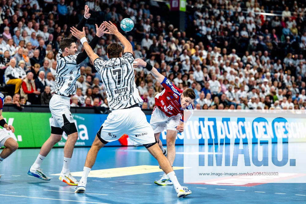 Handball Opel HBL, THW Kiel - Handball Club Hamburg v.l. Hendrik Pekeler (Kiel, 61), Julian Köster (Kiel, 7), Dominik Axmann (Handball Club Hamburg, 15) beim Wurf, in action, throwing Kiel