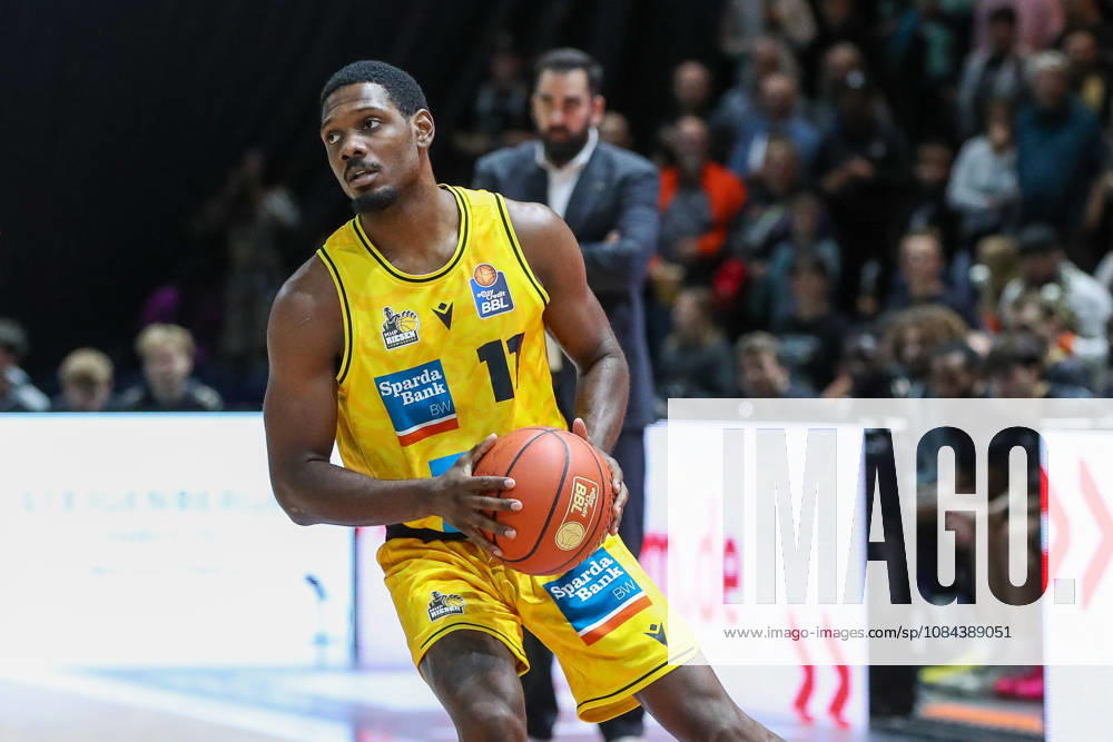 Basketball - easyCredit BBL, Basketball Loewen Braunschweig - MHP RIESEN Ludwigsburg, v.l. Romario Holloway (Braunschweig, 11) am Ball, plays the ball Braunschweig