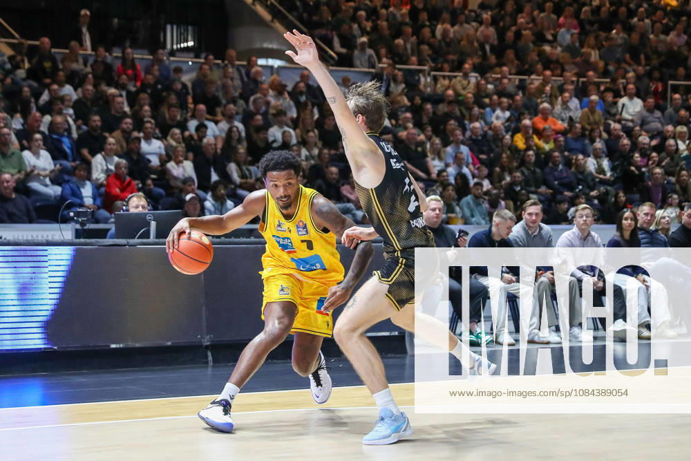 Basketball - easyCredit BBL, Basketball Loewen Braunschweig - MHP RIESEN Ludwigsburg, v.l. Elijah Hughes (Ludwigsburg, 7), Benjamin Schröder (Braunschweig, 2) Zweikampf, Duell, Kampf, tackle Braunschweig