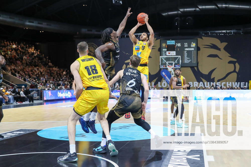 Basketball - easyCredit BBL, Basketball Loewen Braunschweig - MHP RIESEN Ludwigsburg, v.l. Zaba Bangala (Braunschweig, 0), Ishmael Leggett (Ludwigsburg, 5) Zweikampf, Duell, Kampf, tackle Braunschweig