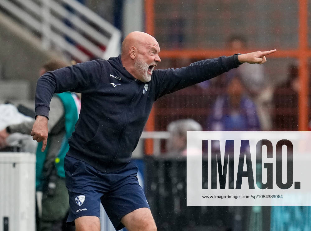 Uwe Roesler (VfL Bochum 1848, Cheftrainer) reagiert. GER, VfL Bochum 1848 vs DSC Arminia Bielefeld, 2. Bundesliga, 7. Spieltag, Saison 2026-27, Vonovia Ruhrstadion, Bochum, 11.10.2026 DFL REGULATIONS PROHIBIT ANY USE OF PHOTOGRAPHS AS IMAGE SEQUENCES AND OR QUASI-VIDEO VfL Bochum 1848 vs DSC Arminia Bielefeld, 2. Bundesliga, 7. Spieltag, Saison 2026-27, 11.10.2026 Bochum