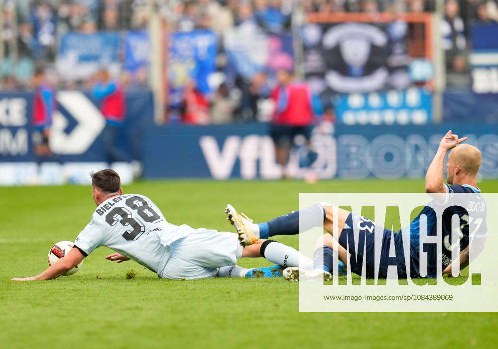 Marius Woerl (DSC Arminia Bielefeld, 38) im Zweikampf mit Philipp Hofmann (VfL Bochum 1848, 33). GER, VfL Bochum 1848 vs DSC Arminia Bielefeld, 2. Bundesliga, 7. Spieltag, Saison 2026-27, Vonovia Ruhrstadion, Bochum, 11.10.2026 DFL REGULATIONS PROHIBIT ANY USE OF PHOTOGRAPHS AS IMAGE SEQUENCES AND OR QUASI-VIDEO VfL Bochum 1848 vs DSC Arminia Bielefeld, 2. Bundesliga, 7. Spieltag, Saison 2026-27, 11.10.2026 Bochum