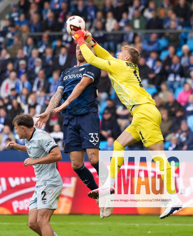 Jonas Thomas Kersken (DSC Arminia Bielefeld, 1) jubelt nach dem Spiel. GER, VfL Bochum 1848 vs DSC Arminia Bielefeld, 2. Bundesliga, 7. Spieltag, Saison 2026-27, Vonovia Ruhrstadion, Bochum, 11.10.2026 DFL REGULATIONS PROHIBIT ANY USE OF PHOTOGRAPHS AS IMAGE SEQUENCES AND OR QUASI-VIDEO VfL Bochum 1848 vs DSC Arminia Bielefeld, 2. Bundesliga, 7. Spieltag, Saison 2026-27, 11.10.2026 Bochum