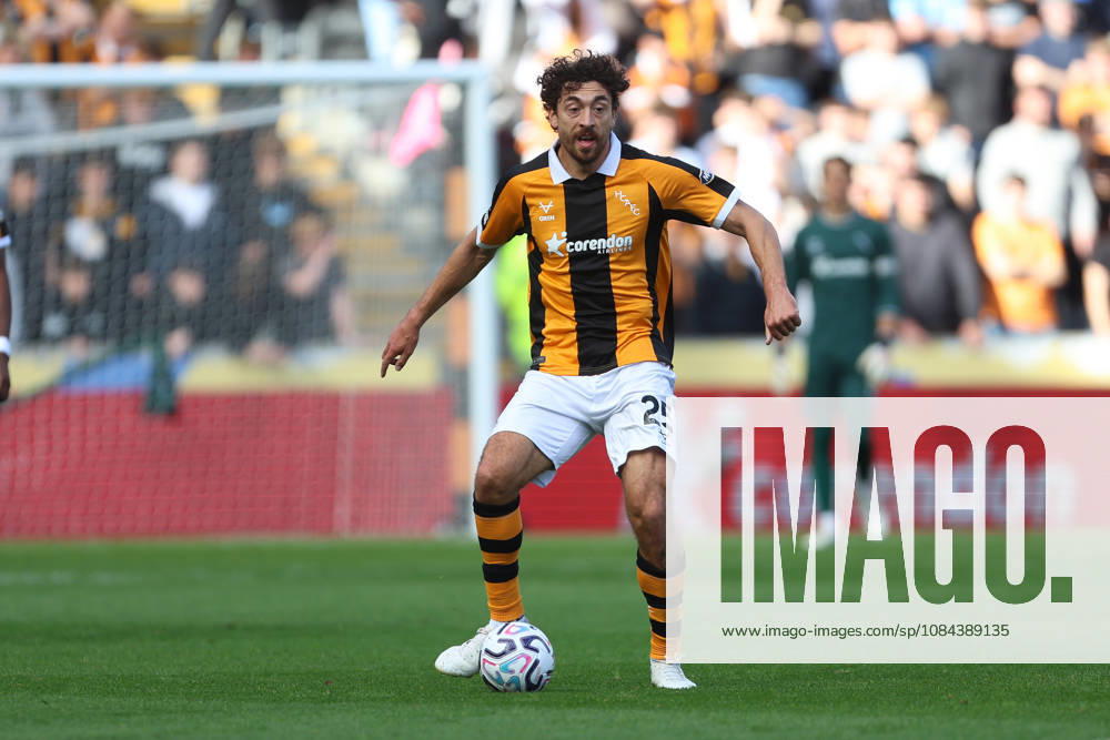 11th October 2026; MKM Stadium, Hull, England; Premier League Football, Hull City versus Everton; Matt Crooks of Hull City on the ball DavexLofthouse