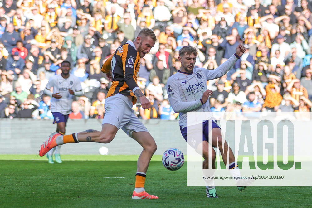 11th October 2026; MKM Stadium, Hull, England; Premier League Football, Hull City versus Everton; Oli McBurnie of Hull City shoots at goal DavexLofthouse