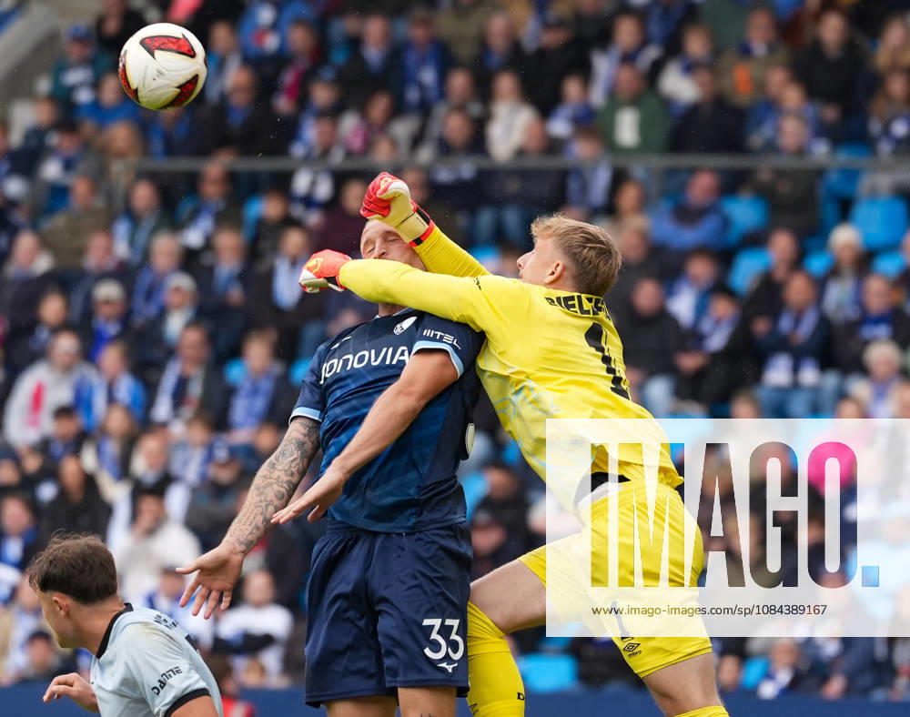 Jonas Thomas Kersken (DSC Arminia Bielefeld, 1) trifft beim Wegfausten des Balls auf Philipp Hofmann (VfL Bochum 1848, 33). GER, VfL Bochum 1848 vs DSC Arminia Bielefeld, 2. Bundesliga, 7. Spieltag, Saison 2026-27, Vonovia Ruhrstadion, Bochum, 11.10.2026 DFL REGULATIONS PROHIBIT ANY USE OF PHOTOGRAPHS AS IMAGE SEQUENCES AND OR QUASI-VIDEO VfL Bochum 1848 vs DSC Arminia Bielefeld, 2. Bundesliga, 7. Spieltag, Saison 2026-27, 11.10.2026 Bochum