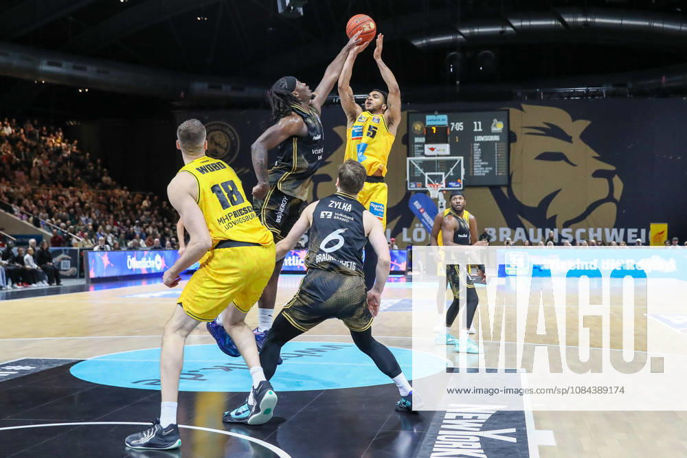 Basketball - easyCredit BBL, Basketball Loewen Braunschweig - MHP RIESEN Ludwigsburg, v.l. Zaba Bangala (Braunschweig, 0), Ishmael Leggett (Ludwigsburg, 5) Zweikampf, Duell, Kampf, tackle Braunschweig