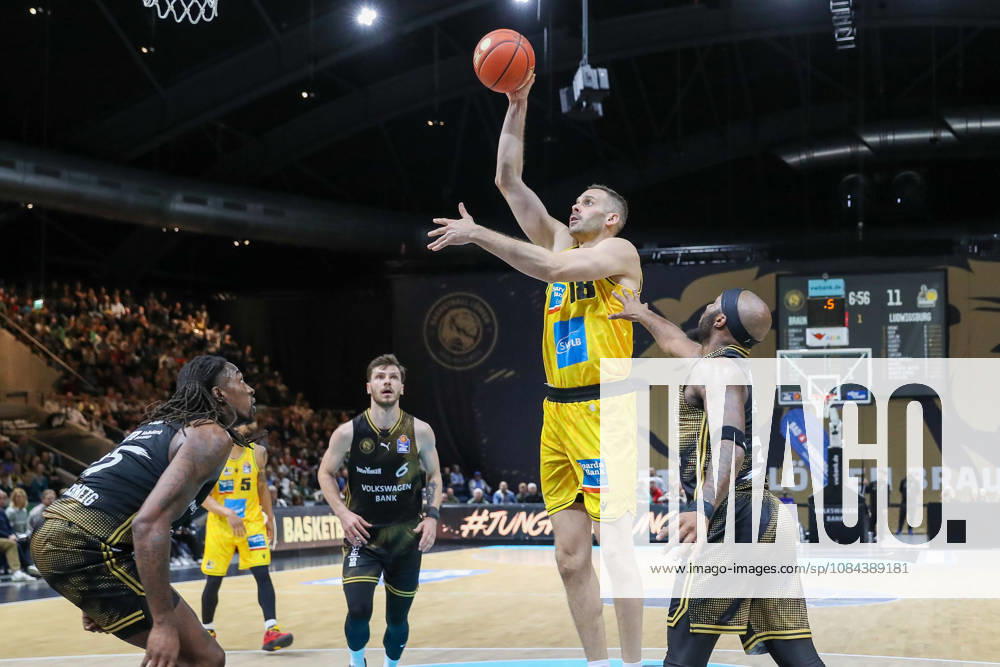 Basketball - easyCredit BBL, Basketball Loewen Braunschweig - MHP RIESEN Ludwigsburg, v.l. Jonas Wohlfarth Bottermann (Ludwigsburg, 18) am Ball, plays the ball Braunschweig