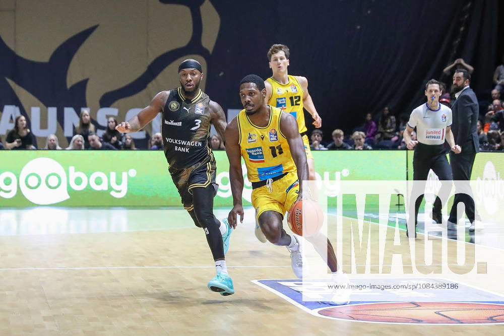 Basketball - easyCredit BBL, Basketball Loewen Braunschweig - MHP RIESEN Ludwigsburg, v.l. Dejour Reaves (Braunschweig, 3), Darius Perry (Ludwigsburg, 11) Zweikampf, Duell, Kampf, tackle Braunschweig