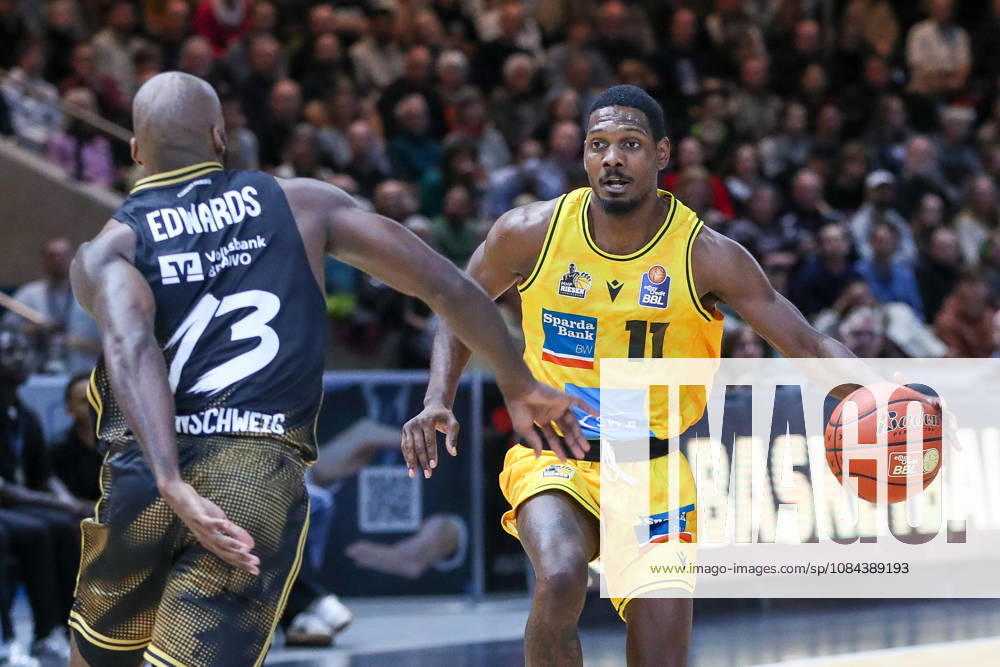 Basketball - easyCredit BBL, Basketball Loewen Braunschweig - MHP RIESEN Ludwigsburg, v.l. Darius Perry (Ludwigsburg, 11) am Ball, plays the ball Braunschweig