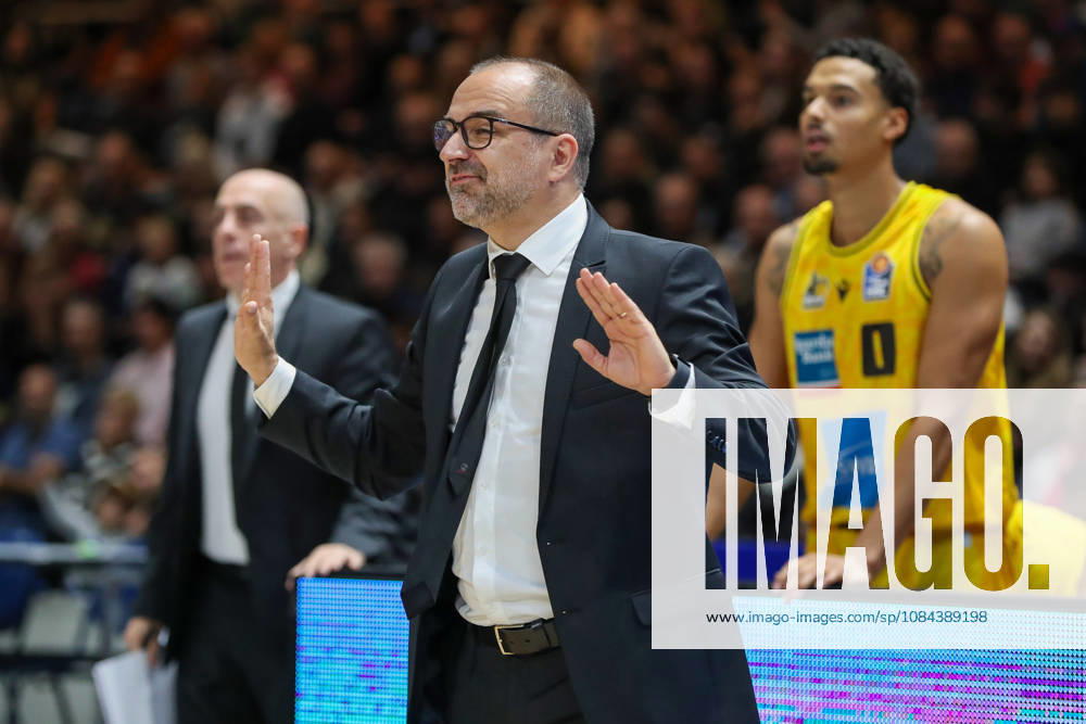 Basketball - easyCredit BBL, Basketball Loewen Braunschweig - MHP RIESEN Ludwigsburg, v.l. Carles Duran Ortega (Ludwigsburg, Trainer) gibt Anweisungen, gestikuliert mit den Armen, gesticulate, gives instructions Braunschweig