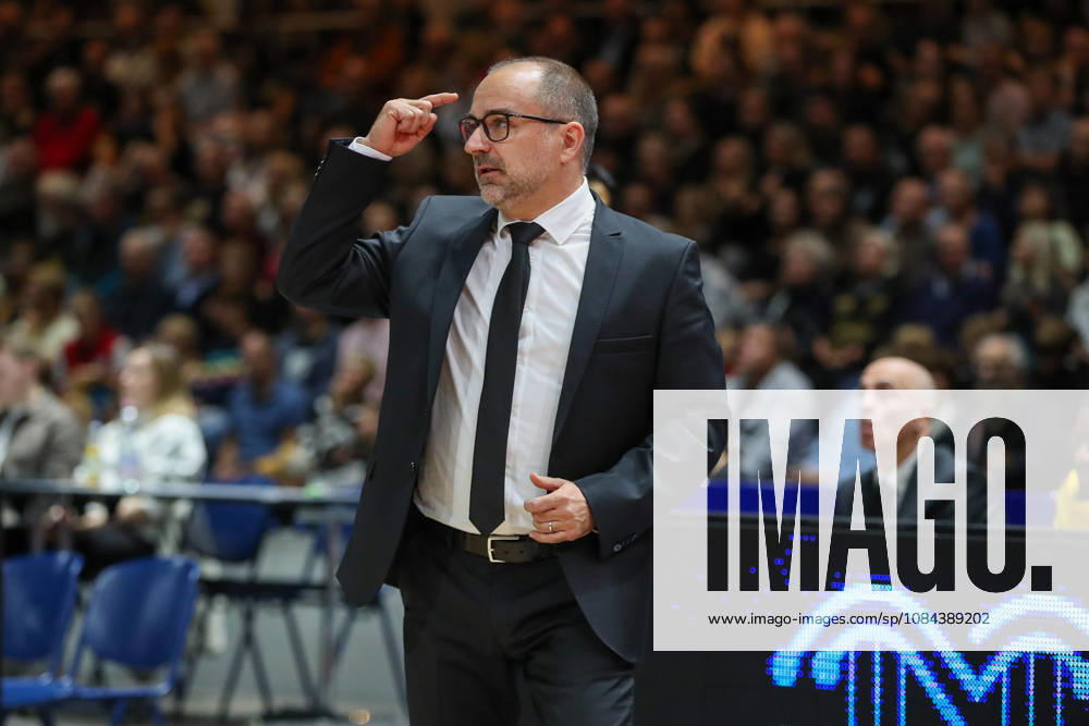 Basketball - easyCredit BBL, Basketball Loewen Braunschweig - MHP RIESEN Ludwigsburg, v.l. Carles Duran Ortega (Ludwigsburg, Trainer) gibt Anweisungen, gestikuliert mit den Armen, gesticulate, gives instructions Braunschweig