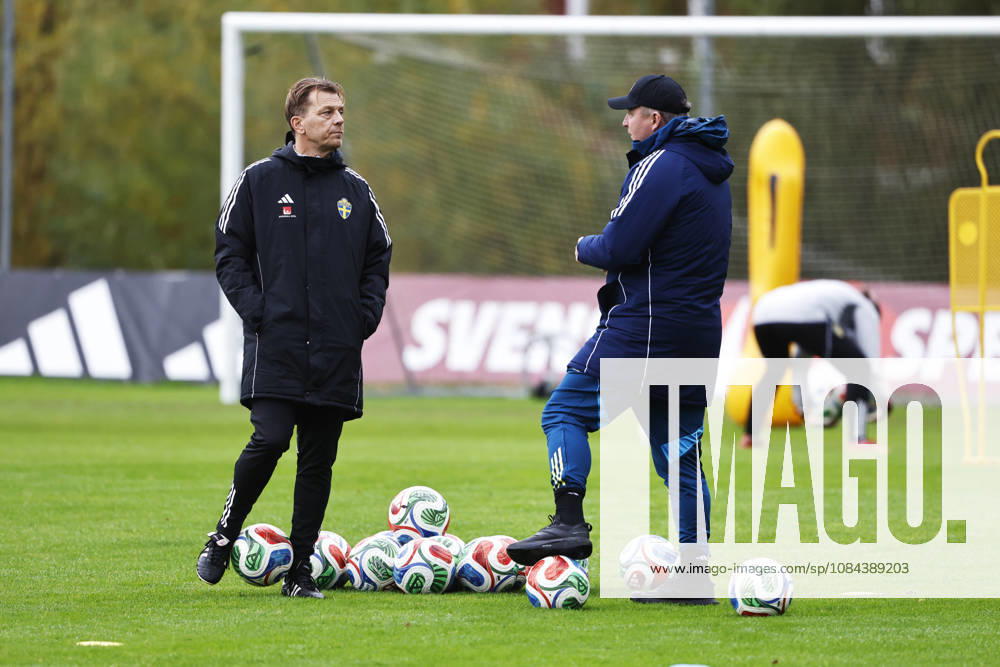 STOCKHOLM, SWEDEN 20261011 Swedish national team, Nationalteam captain Tony Gustavsson and national team manager Kim Källström as the women s national team trains on Bosön ahead of the upcoming World Cup playoff against Lithuania. STOCKHOLM SWEDEN